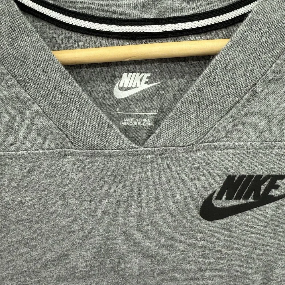 Nike Sports Just Do It Logo Grey V-neck Half Sleeve Shirt Womens Size Small‎
